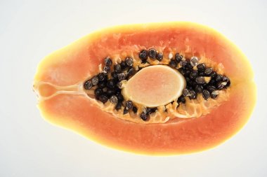 beyaz izole siyah tohumları ile olgun sulu papaya yarısı üst görünümü