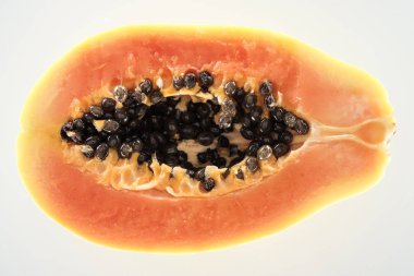 beyaz izole siyah tohumları ile olgun egzotik papaya yarısı üst görünümü