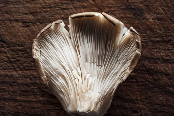 Vista Cerca Del Hongo Crudo Sobre Fondo Madera Texturizada — Foto de Stock