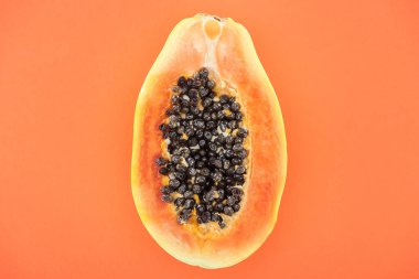 turuncu izole siyah tohumları ile olgun tropikal papaya yarısı üst görünümü