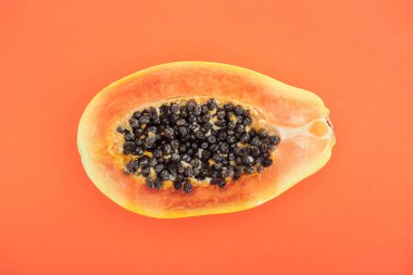olgun egzotik papaya yarım turuncu izole üst görünümü