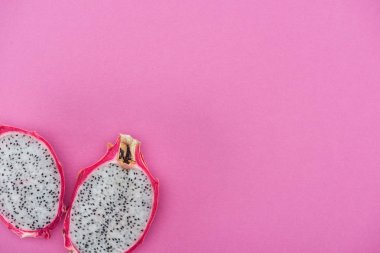 pembe arka plan üzerinde egzotik taze olgun ejderha meyve yarıya üst görünümü