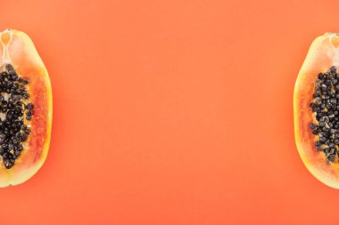 turuncu izole siyah tohumlar ile olgun papaya yarıya üst görünümü