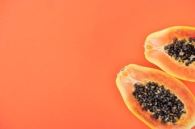 kopya alanı ile turuncu izole siyah tohumlar ile olgun egzotik papaya yarıya üst görünümü