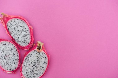 pembe arka plan üzerinde tropikal taze olgun ejderha meyve yarıya üst görünümü