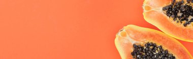 turuncu izole siyah tohumları ile olgun parlak papaya yarıya panoramik çekim