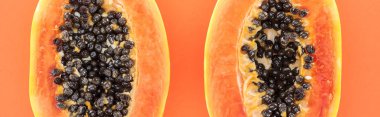 turuncu izole siyah tohumları ile papaya yarıya panoramik çekim