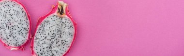pembe arka plan üzerinde tropikal olgun ejderha meyve yarıya panoramik çekim