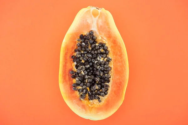成熟的热带木瓜一半与黑色种子孤立的橙色顶部视图 — 图库照片