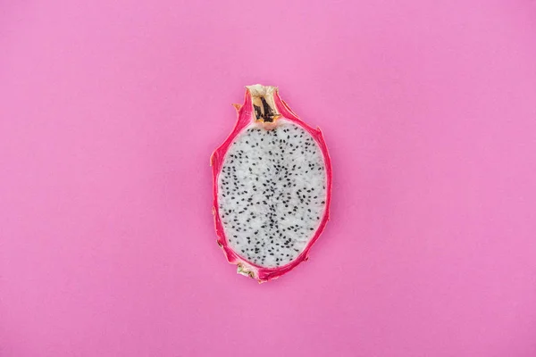Draufsicht Auf Exotische Frische Reife Drachenfrucht Halb Auf Rosa Hintergrund — Stockfoto