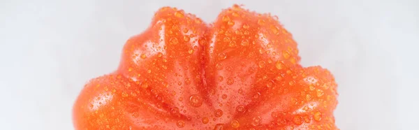 Panoramabild Hela Röd Mogen Tomat Med Droppar Isolerade Vitt — Stockfoto