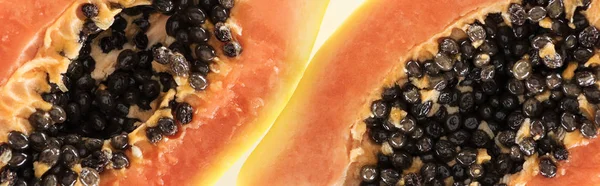 Plano Panorámico Mitades Maduras Papaya Exótica Con Semillas Negras Aisladas — Foto de Stock