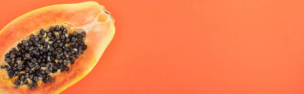 Панорамний Знімок Стиглої Екзотичної Папайї Наполовину Чорним Насінням Ізольовано Апельсині — стокове фото