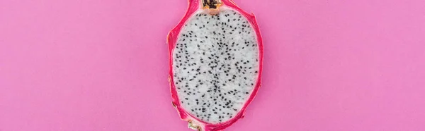 Plano Panorámico Fruta Dragón Tropical Madura Mitad Sobre Fondo Rosa — Foto de Stock