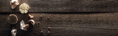 ahşap masada sarımsak karanfil ve karabiber panoramik çekim