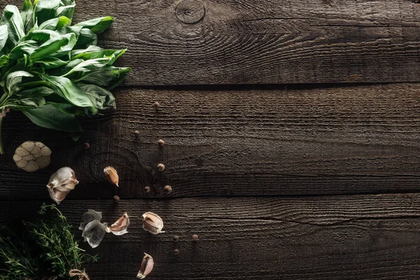 Top View Green Basil Garlic Cloves Thyme Black Pepper Wooden — Stock Photo, Image