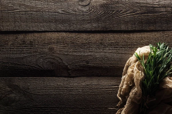 Top View Green Rosemary Cotton Rustic Cloth Wooden Weathered Table — Stock Photo, Image