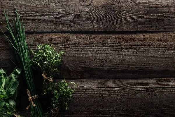 Draufsicht Auf Grüne Zwiebeln Thymian Und Basilikum Auf Verwittertem Holztisch — Stockfoto
