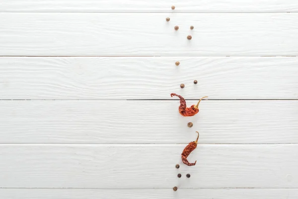 Elszórt Fekete Paprika Szárított Chilipaprika Fehér Fából Készült Asztal Felülnézete — Stock Fotó