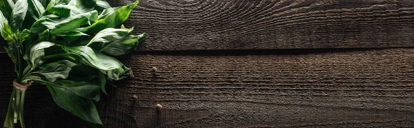 Panoramiczny Strzał Zielonej Bazylii Czarnego Papryki Drewnianym Rustykalnym Stole — Zdjęcie stockowe