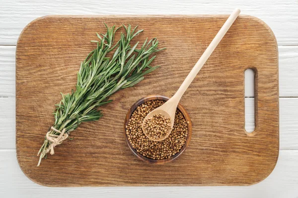 Top View Rosemary Coriander Bowl Wooden Spoon Chopping Board — Stock Photo, Image