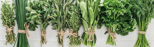 Felülnézet Különböző Zöld Gyógynövények Fehér Fából Készült Asztal Panoráma Shot — Stock Fotó