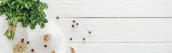 Plano Panorámico Dientes Ajo Pimienta Negra Perejil Sobre Mesa Madera —  Fotos de Stock