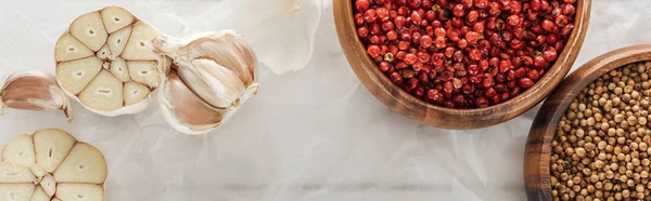 Panoramic Shot Garlic Cloves Coriander Pink Peppercorn Bowls Paper White — Stock Photo, Image