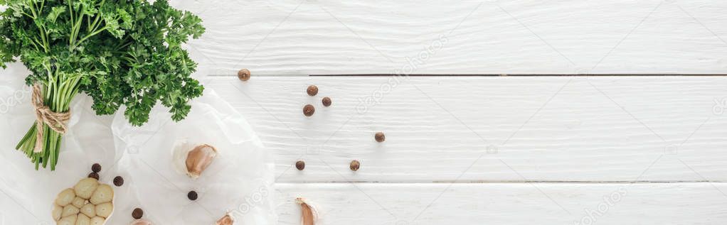 Panoramic shot of garlic cloves, black pepper and parsley on white wooden table — Stock Image Panoramic Shot Garlic Cloves Black Pepper Parsley White Wooden Table Royalty Free Stock Photos