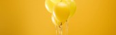 minimalista stílusú dekoratív ballonok sárga háttér, panoráma lövés