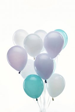 mavi, mor ve beyaz balonlar beyaz izole