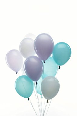 şenlikli renkli mavi, mor ve beyaz balonlar beyaz izole
