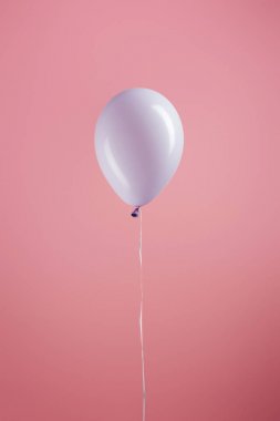 pembe arka plan üzerinde mor dekoratif şenlikli balon