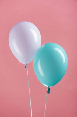 pembe arka planda mavi ve mor şenlikli balonlar