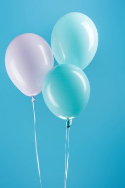 mavi arka planda mor ve mavi şenlikli balonlar