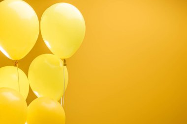 kopya alanı ile sarı arka plan üzerinde şenlikli minimalist dekoratif balonlar
