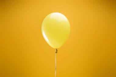 sarı arka plan üzerinde şenlikli parlak minimalist dekoratif balon