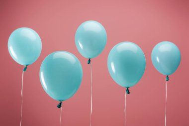 pembe arka plan üzerinde şenlikli parti dekoratif balonlar