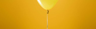 sarı arka plan üzerinde şenlikli parlak minimalist dekoratif balon, panoramik çekim