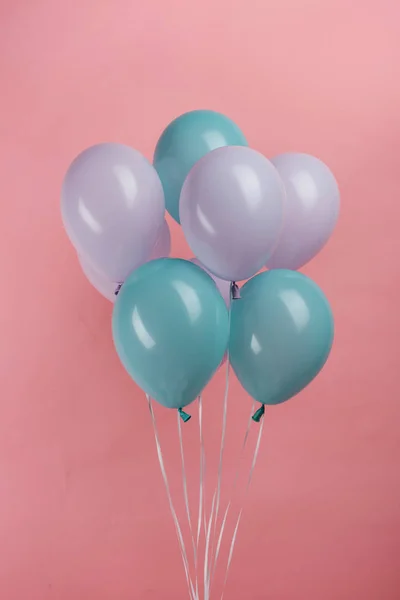 ピンクの背景に青と紫のパーティー風船 — ストック写真