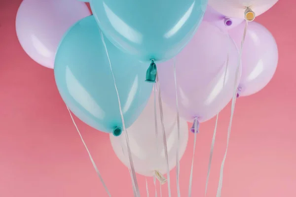 白色和紫色的节日气球在粉红色的背景 — 图库照片