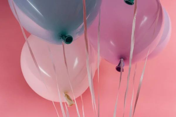 Vue Rapprochée Ballons Décoratifs Violets Bleus Blancs Sur Fond Rose — Photo