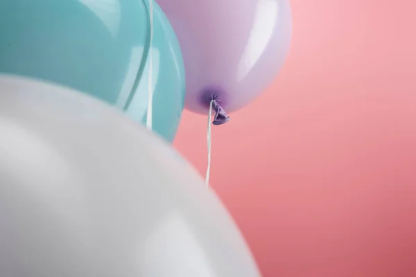 Pembe Arka Plan Üzerinde Dekoratif Renkli Balonlar Yakından Görünümü — Stok fotoğraf