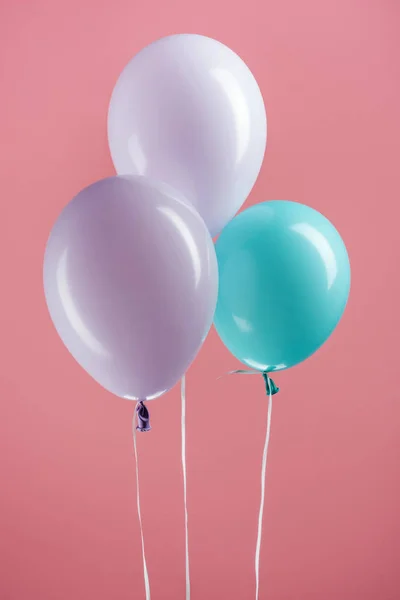 Balões Decorativos Coloridos Azuis Roxos Fundo Rosa — Fotografia de Stock