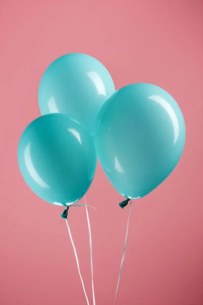 Balões Festivos Decorativos Azuis Brilhantes Fundo Rosa — Fotografia de Stock
