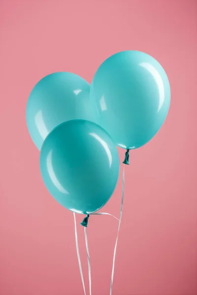 Blauwe Decoratieve Feestelijke Ballonnen Roze Achtergrond — Stockfoto