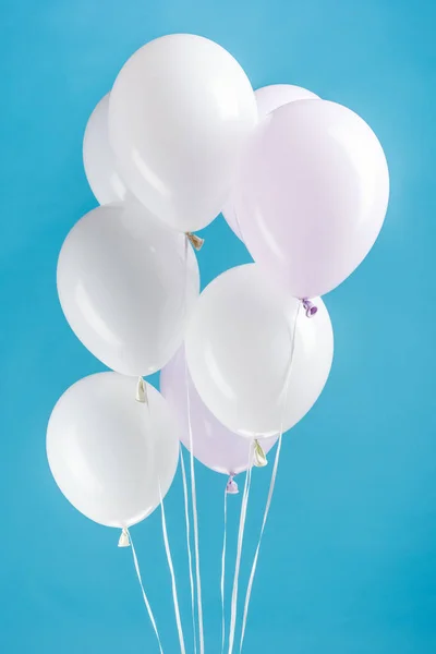 Witte Feestelijke Ballonnen Kleurrijke Blauwe Achtergrond — Stockfoto