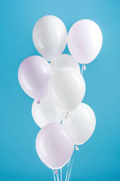 Λευκά Μπαλόνια Κόμμα Πολύχρωμο Μπλε Φόντο — Φωτογραφία Αρχείου