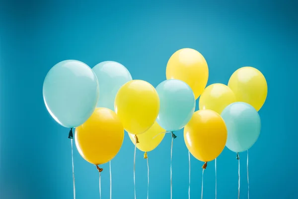 Bunte Gelbe Und Blaue Luftballons Auf Blauem Hintergrund — Stockfoto