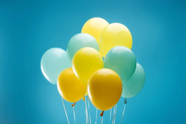 Ljusa Färgglada Gula Och Blå Ballonger Blå Bakgrund — Stockfoto